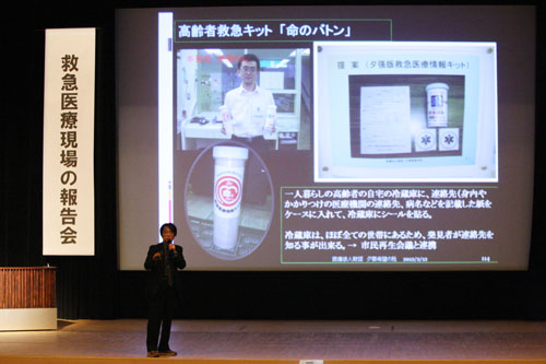 講演を行う村上医師