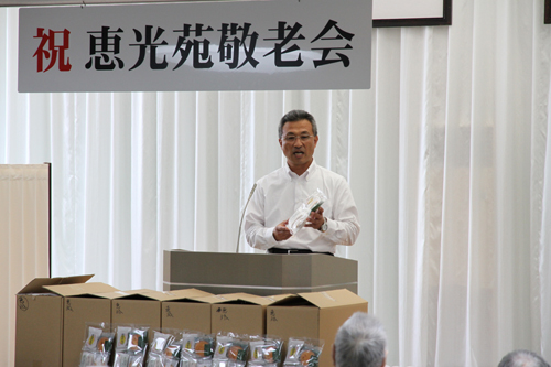 施設利用者へあいさつ