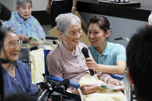 代表して山本節子さんがお礼を述べる