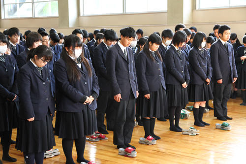 黙祷をささげる生徒