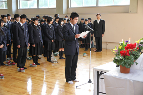 生徒代表が感謝を述べる