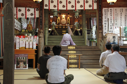 社殿で神事を行う
