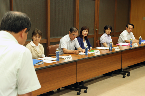 開会を前にあいさつをする大西市長