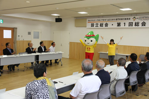 ねんりん山口元気隊がねんりん山口元気体操を披露