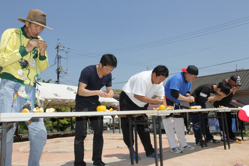 夏みかん早食い選手権のようす
