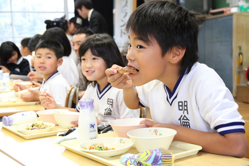 照り焼きとして提供された「長州黒かしわ」を味わう