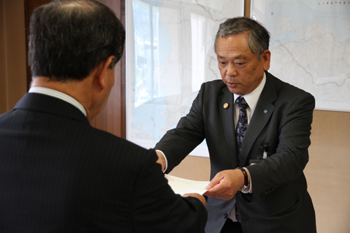 辞令を受け取る