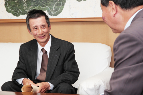 重田さんの功績をたたえる大西市長