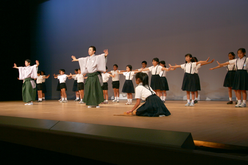 俵山小学校の児童が所作を披露