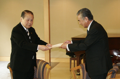 大谷社長に要請書を手渡すところ