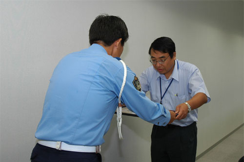 感謝状を受け取る中野センター長