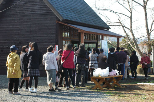 ちくわの実演販売に行列