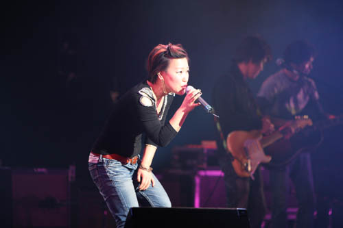 f.streetの演奏をバックに新宅由貴子さんが歌う