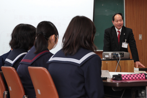 生徒を激励する大西市長