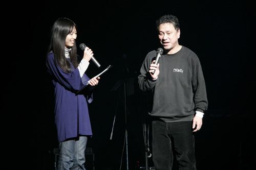 演奏後、インタビューを受ける白澤さん（ｆ．ｓｔｒｅｅｔ）