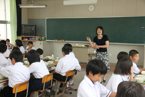 食材について先生の話を聞く