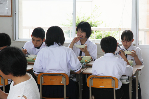 机をくっつけてみんなで給食を食べます