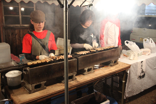 長門の定番、焼き鳥が販売される