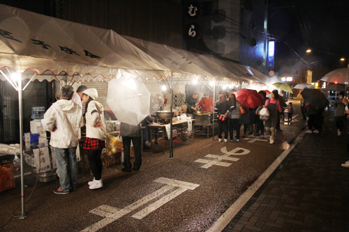 あいにくの雨の中、たくさんの来場者がバザーの品を買い求めた