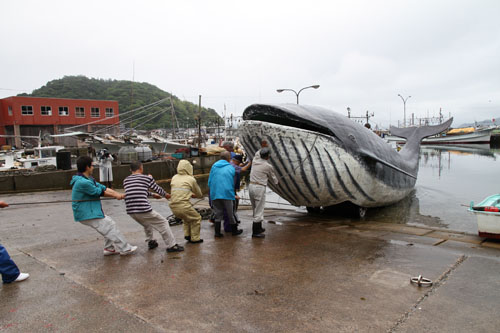 ゆっくりと進水