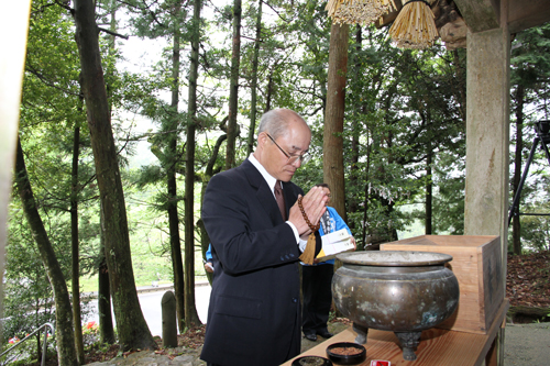 供養祭ではまず地元区長が焼香