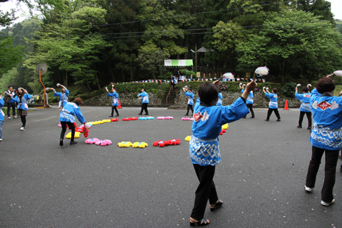 地元の人による踊りが奉納される