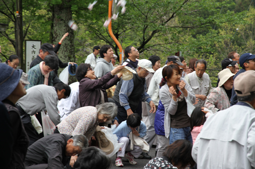 最後は盛大に餅まきが行われた