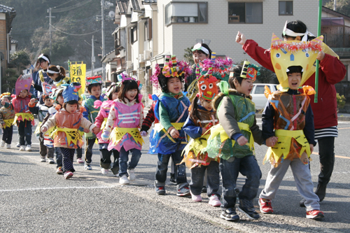 町を行進する園児たち