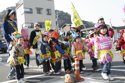 交通安全に気をつけて行進