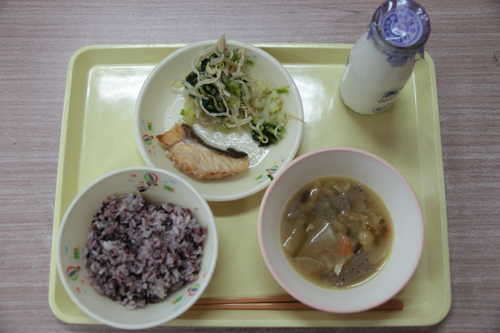 この日のメニューは、黒米入りごはん、のっぺい汁、メダイの照り焼き、ゆず香和え、牛乳