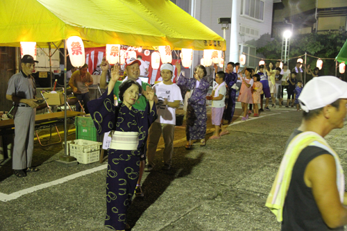 盆踊りをみんなで踊る