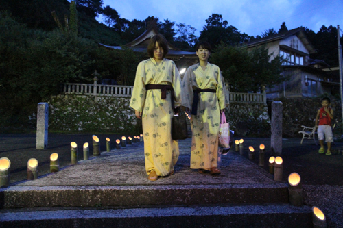 浴衣を着て神社を散策