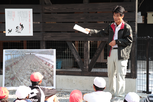 児童に分かりやすく説明する農業生産法人（有）長門アグリスト代表末永裕治さん