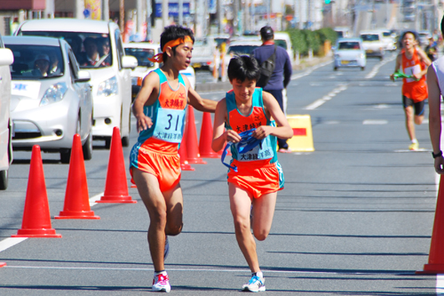 先頭を走る大津高ａのタスキリレー