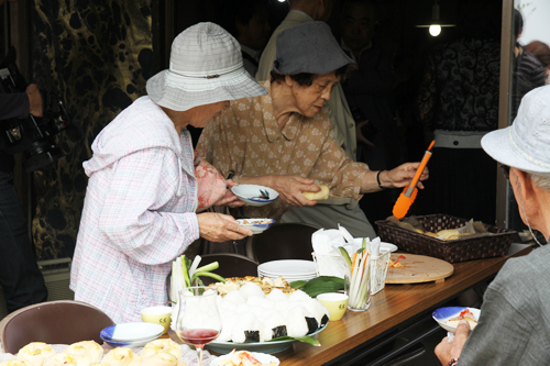 試食のピザやおにぎりは人気を集める