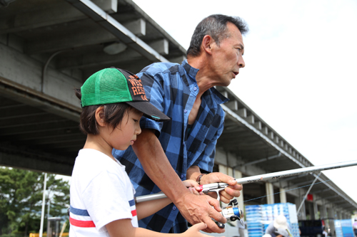 仲良く魚釣り