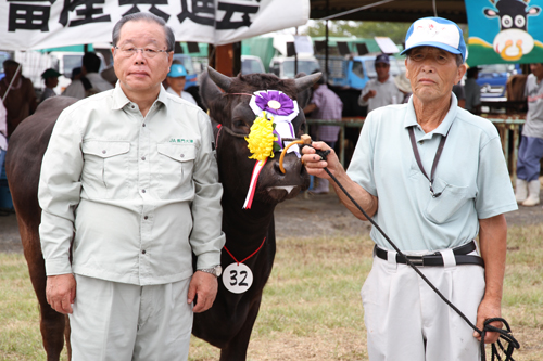 出品者の内山忠男さん（右）は「愛情を込めて育てたかいがあった」と話した