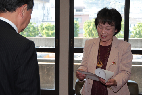 要望書を読み上げる木村会長