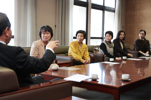 大西市長と議論を交わす長門農山漁村女性団体連携会議の構成員