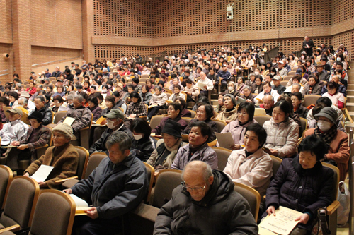 約400人の参加者で会場はいっぱいに