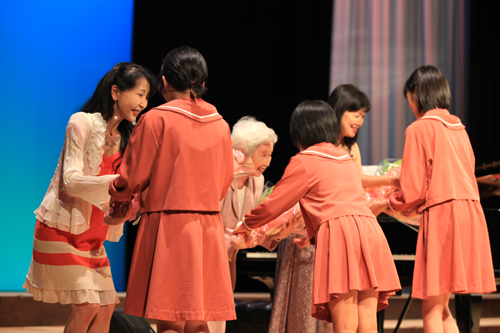 花束を受け取る出演者とみすゞさんの長女上村ふさえさん