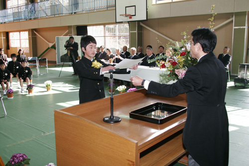卒業証書を受け取る荻君