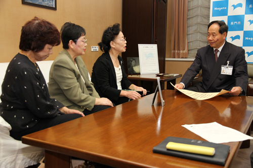 これまでの活動について、市長と話す