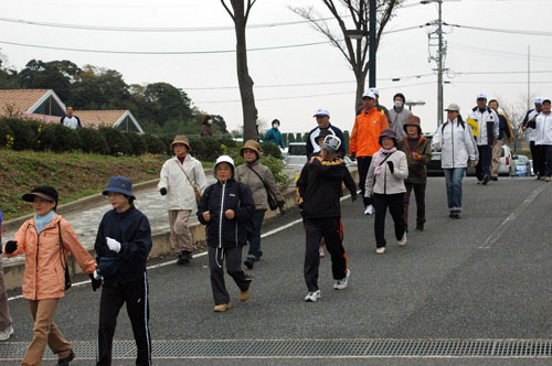 経験者コースのみなさんは阿惣ダムをめざして出発