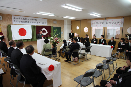 教室は深川小学校内に開設された