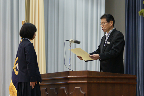 卒業証書が手渡される