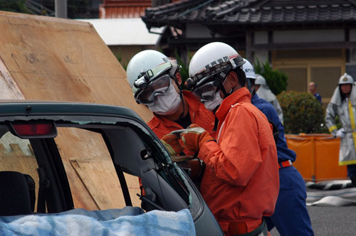 車に閉じ込められた人の救助