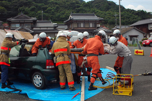 車から救出されるところ