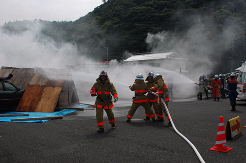 倒壊家屋からの出火の消火活動