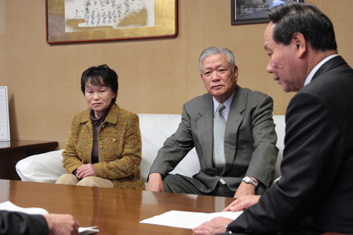 答申書に目を通す大西市長